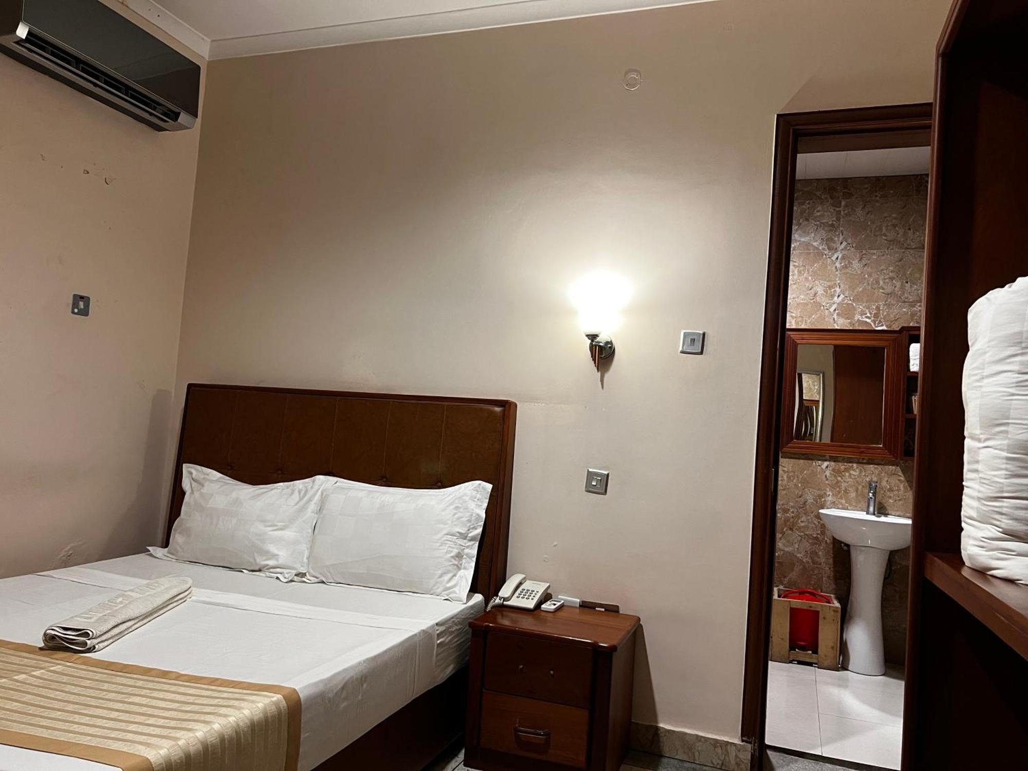 Albergue K27 Premier Backpackers Dar es Salaam Exterior foto