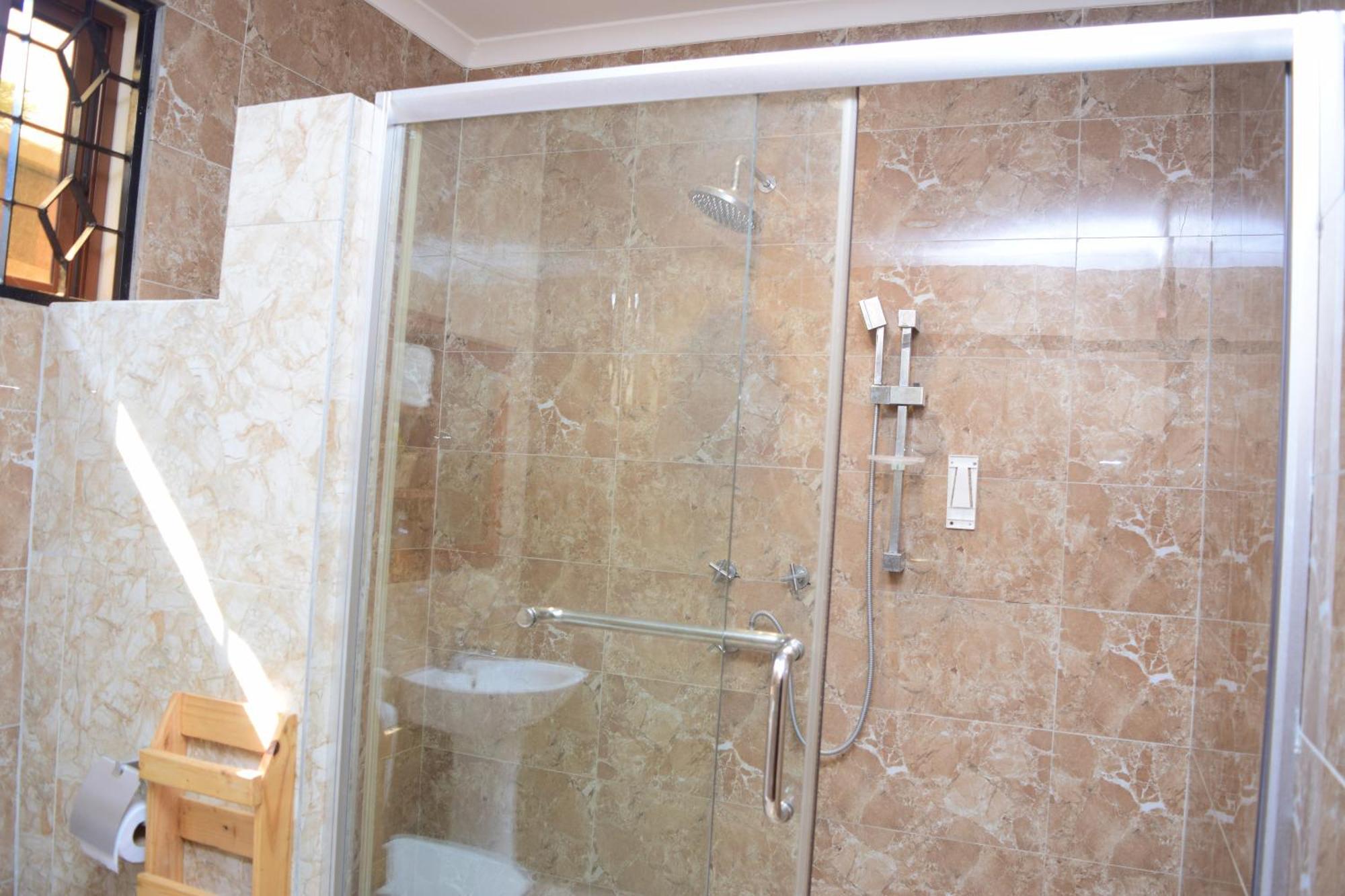 Albergue K27 Premier Backpackers Dar es Salaam Exterior foto